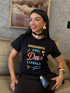 T-SHIRT DTF ENQUANTO ORO, DEUS TRABALHA - PRETO