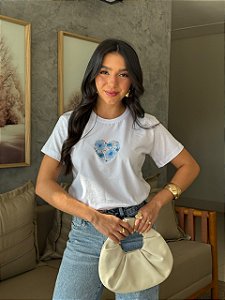 T-SHIRT DTF CORAÇÃO FLORES AZUIS - BRANCO