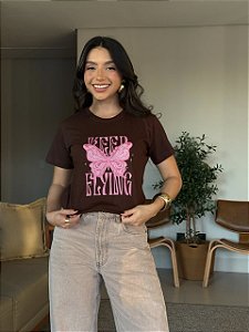 T-SHIRT DTF KEEP FLYING - MARROM EXPRESSO