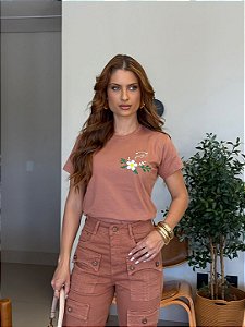 T-SHIRT BORDADA FLOR APLICAÇÃO - MOCHA MOUSSE