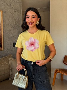 T-SHIRT DTF FLOR ROSA - AMARELO MANTEIGA