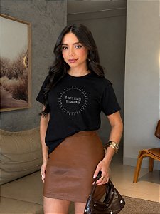 T-SHIRT DTF O QUE TE DESAFIA TE TRANSFORMA - PRETO