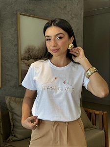 T-SHIRT BORDADA AMADA POR DEUS - BRANCO