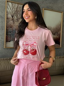 T-SHIRT DTF CEREJAS ESCRITAS - ROSA CLARO
