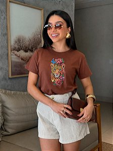 T-SHIRT DTF ONÇA JOIAS DE BORBOLETAS - MARROM