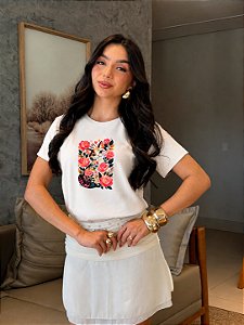 T-SHIRT DTF GATA COM ROSAS - BRANCO