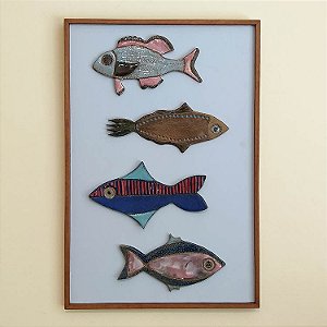 Painel 4 peixes em cerâmica artesanal sobre madeira 42 X 62 cms