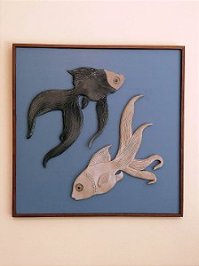 Painel casal de peixes em cerâmica artesanal sobre madeira 56 X 56 cms