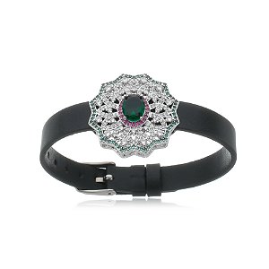 Pulseira de couro com pingente cravejado de zirconia cristal e esmeralda