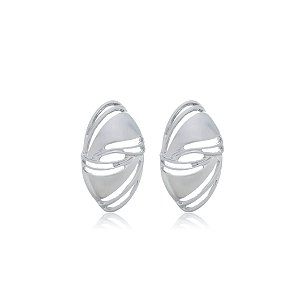Brinco liso acetinado com banho em rodio branco