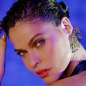 Brinco de borboleta liso dourado com banho em ouro 18k