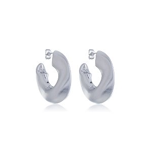 Brinco de argola liso acetinado banho em rodio branco