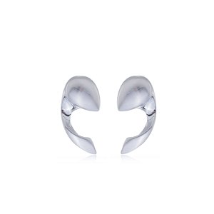 Brinco liso acetinado banho em rodio branco