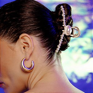 Presilha luxo dourada acetinada com perola