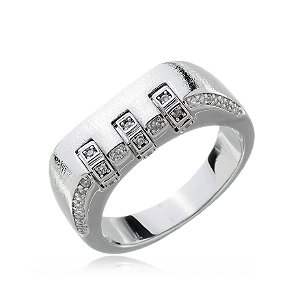 Anel com detalhe cravejado de zirconia cristal banho em rodio branco