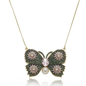 Colar com pingente borboleta cravejado de zircônia esmeralda com pérola shell banho em ouro 18k