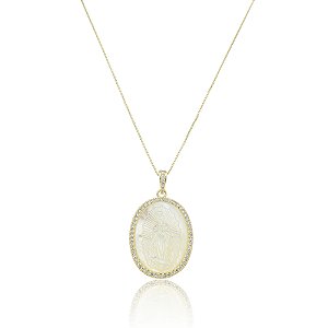 Colar de madreperola cravejado banho em ouro 18k