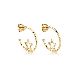 Brinco de argola liso com detalhe de estrela banho em ouro 18k