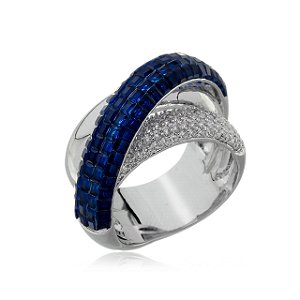 Anel cravejado com zirconia safira banho em ródio branco