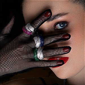 Anel cravejado com zirconia safira banho em ródio branco