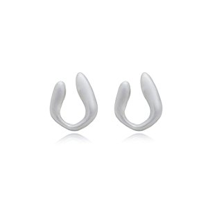 Brinco liso acetinado banho em ródio branco