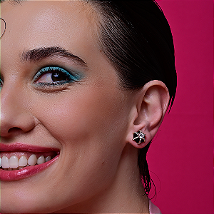 Brinco esmaltado com zirconia cristal banho em ouro 18k