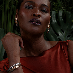 Brinco detalhado acetinado liso com banho duplo