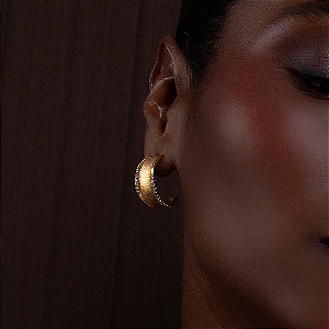 Brinco acetinado com zirconia cristal banho em ouro 18k