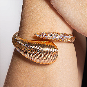 Bracelete liso com detalhe cravejado de zirconia cristal banho em ouro 18k