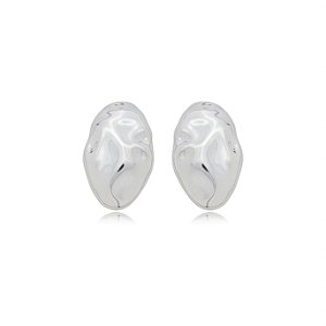 Brinco de base martelado banho em rodio branco