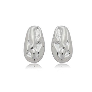 Brinco de base martelado banho em rodio branco
