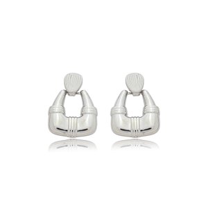 Brinco liso banho em rodio branco