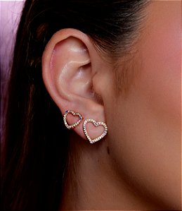 Dupla de coração cravejada de zirconia colorida banho em ouro 18k