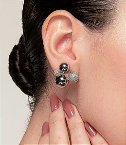 Brinco cravejado de zirconia cristal banho em rodio branco