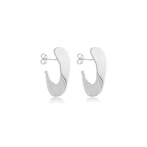 Brinco de argola liso acetinado banho em rodio branco