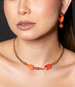 Conjunto de brinco e colar esmaltado com pedra fusion coral banho em ouro 18k