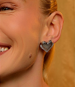 Brinco de coração martelado cravejado de zirconia cristal banho em rodio branco