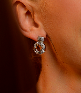 Brinco escovado cravejado de zirconia cristal banho em rodio branco