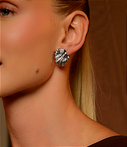 Brinco escovado orgânico cravejado de zirconia cristal banho em rodio branco