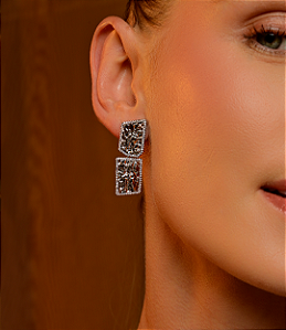 Brinco martelado cravejado de zirconia cristal banho em rodio branco