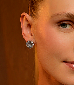 Brinco escovado cravejado de zirconia cristal banho em rodio branco