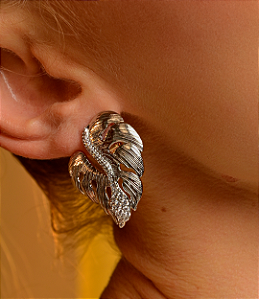 Brinco escovado cravejado de zirconia cristal banho em rodio branco