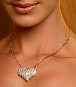 Colar com pingente de coração cravejado de zirconia cristal banho em ouro 18k
