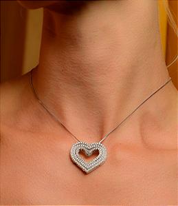 Colar com pingente de coração cravejado de zirconia cristal banho em rodio branco