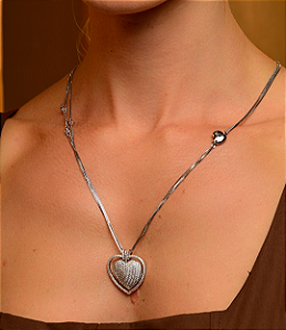 Colar com pingente de coração cravejado de zirconia cristal banho em rodio branco