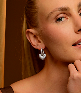 Brinco de argola de coração cravejado de zirconia cristal banho em rodio branco