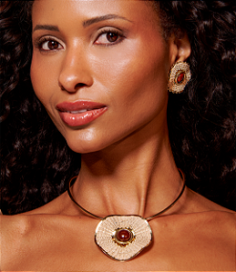 Conjunto de brinco e colar de palha artesanal esmaltado banho em ouro 18k