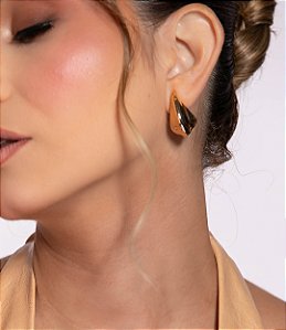 Brinco dourado liso banho em ouro 18K