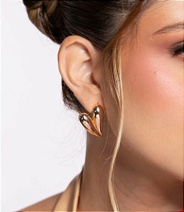 Brinco dourado liso de coração banho em ouro 18K