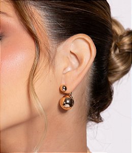 Brinco esfera dupla liso banho em ouro 18k